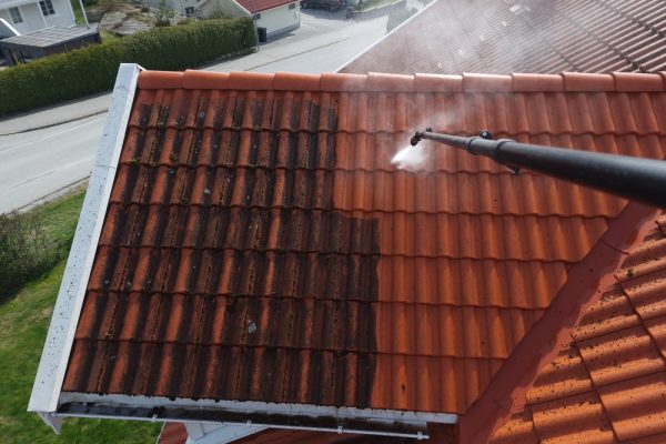 Cleaning,A,Roof,With,A,Pressure,Washer